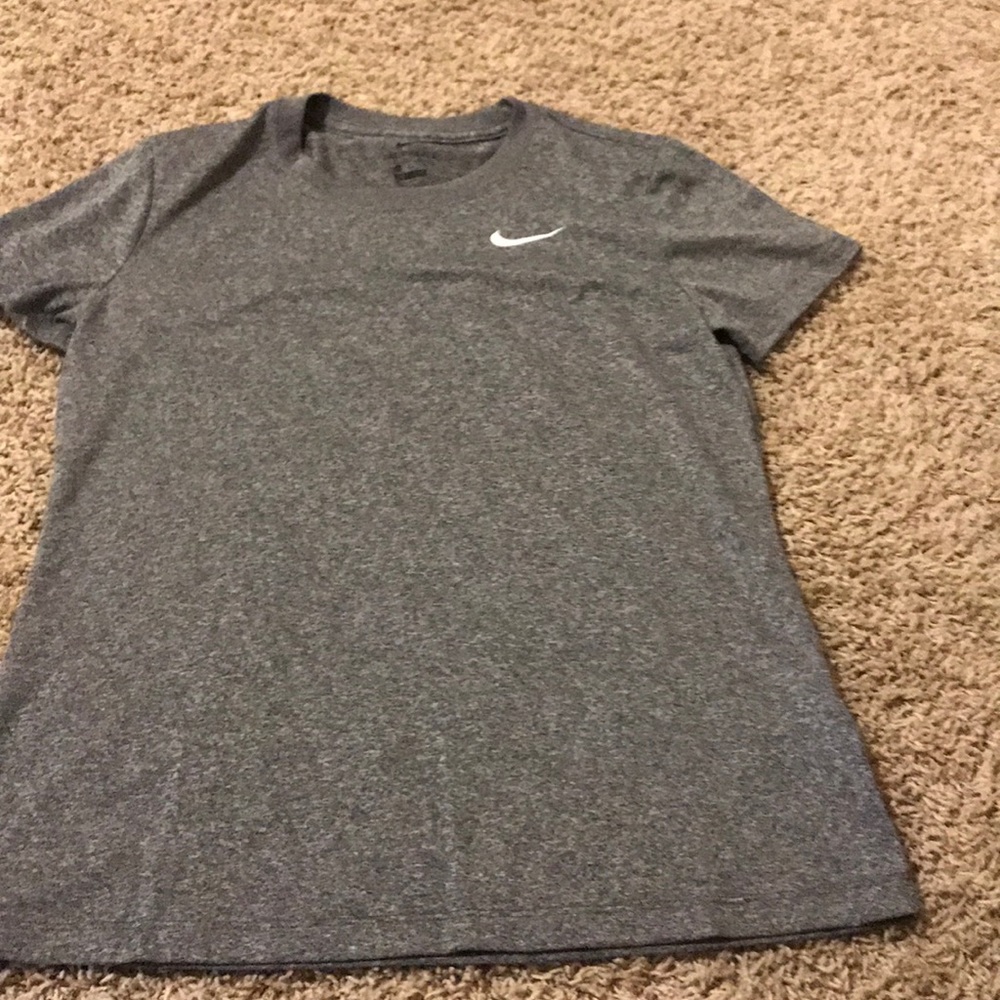 2 Nike shirts 👚
